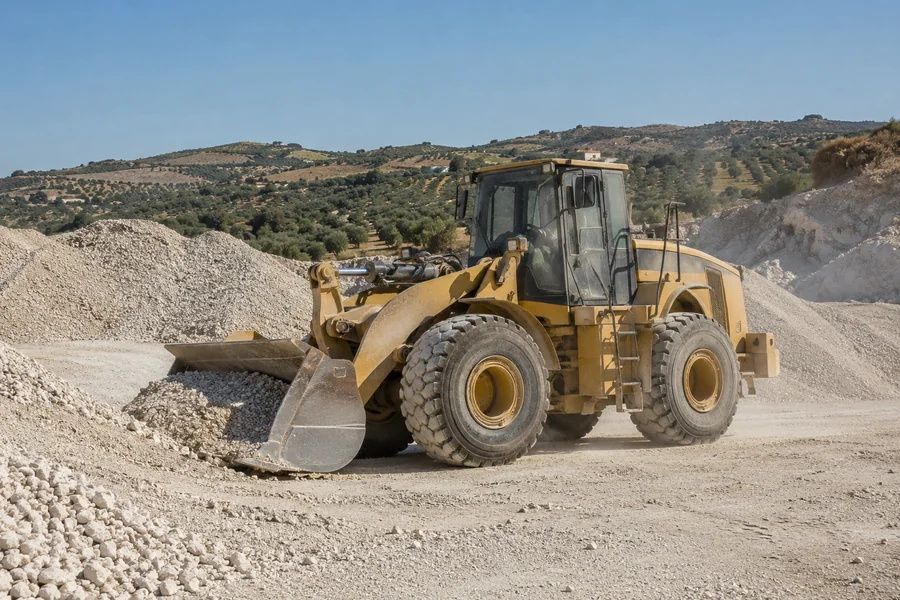 Pala cargadora trabajando con áridos de piedra caliza